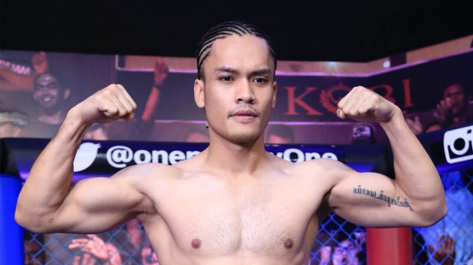 Aktor Randy Pangalila saat timbang badan di ajang One Pride MMA Pro Never Quit