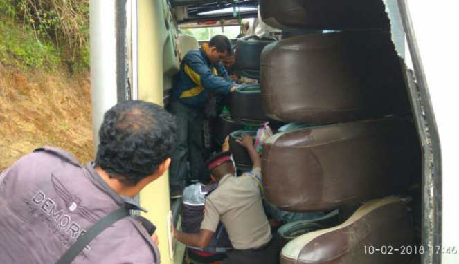 Evakuasi korban bus pariwisata yang kecelakaan di Subang