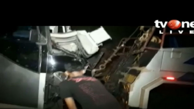 Proses evakuasi korban bus pariwisata yang kecelakaan di Subang