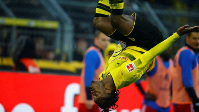 Striker Borussia Dortmund, Michy Batshuayi rayakan gol.