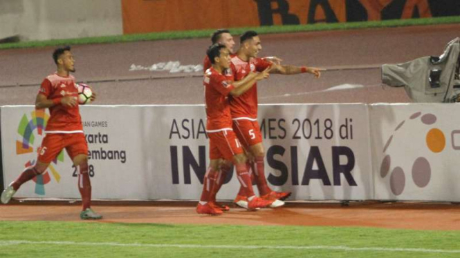 Pemain Persija Jakarta rayakan gol.