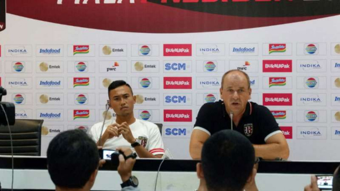 Pelatih Bali United, Hans-Peter Schaller (kanan)