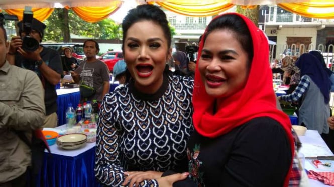 Calon wakil gubernur Jawa Timur Puti Guntur Soekarno bersama artis Krisdayanti di Kota Malang pada Sabtu, 10 Februari 2018.