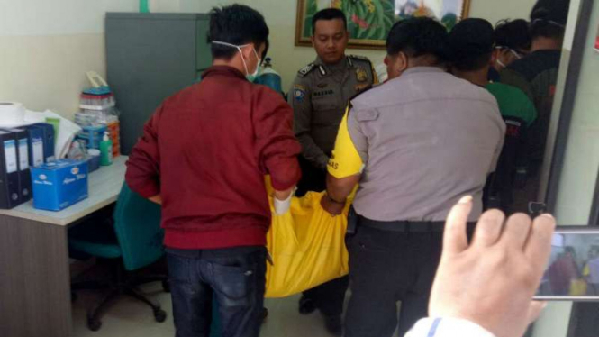 Jasad korban kecelakaan tanjakan Emen tiba di RSUD Tangerang Selatan.