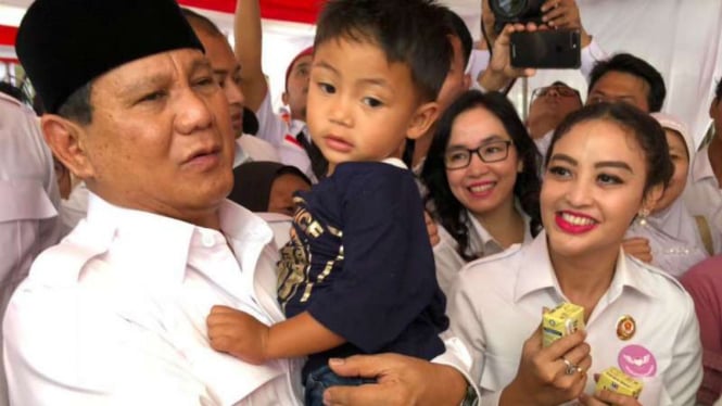 Prabowo menggendong balita di acara Prabowo Menyapa.