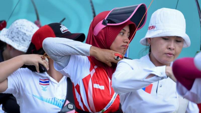 Atlet putri panahan Indonesia Diananda Choirunisa (kedua kanan)