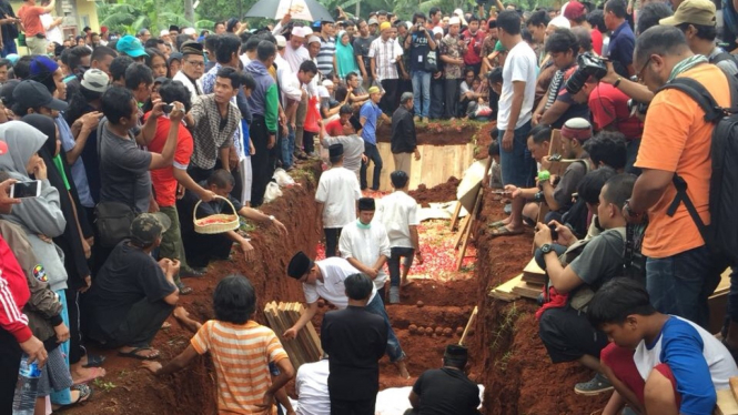 Suasana Pemakaman Korban kecelakaan Tanjakan Emen, Subang