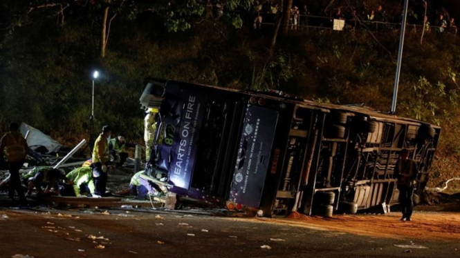 Bus tingkat di Hong Kong terguling 