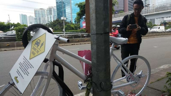 Monumen sepeda di Jalan Gatot Soebroto