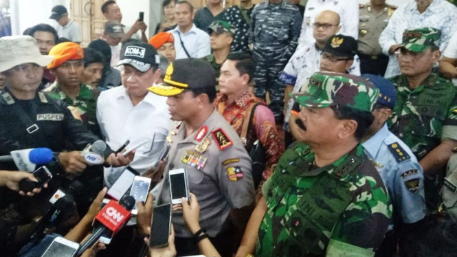 Kabareskrim Polri Komjen Pol Ari Dono Sukmanto bersama Panglima TNI