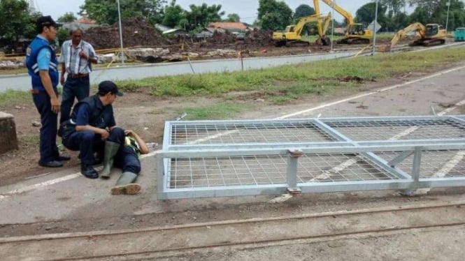 Pintu Gerbang Kereta Bandara Soetta Ambruk