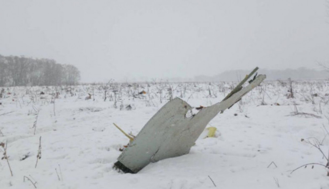 Serpihan mesin pesawat Saratov Airlies yang jatuh di Moskow Rusia