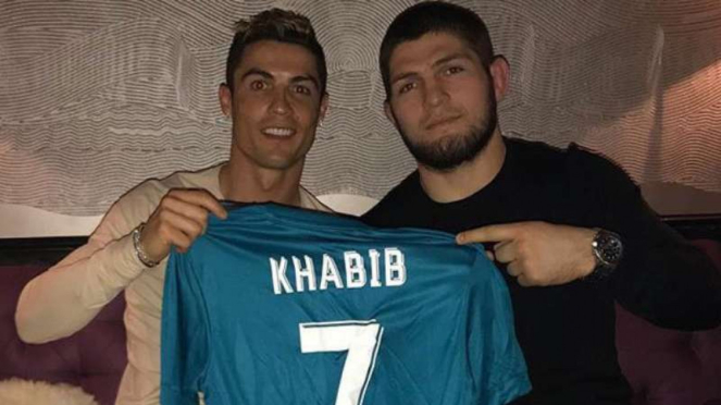 Cristiano Ronaldo bersama petarung UFC, Khabib Nurmagomedov.