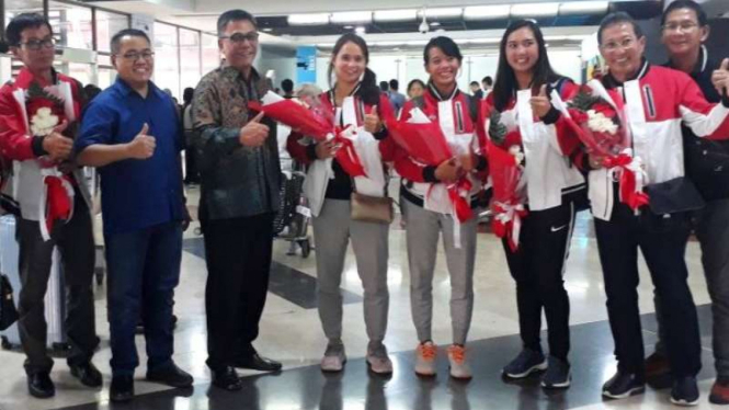 Ketua Umum PP PELTI bersama tim Piala Fed Indonesia