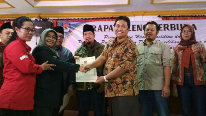 KPU Jawa Timur menyerahkan surat penetapan pasangan calon kepada Bawaslu dan masing-masing tim sukses di Surabaya pada Senin, 12 Februari 2018.