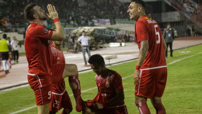 Para pemain Persija Jakarta rayakan gol Marko Simic.