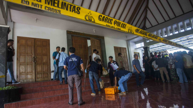 Kepolisian melakukan pemeriksaan di Gereja St Ludwina Sleman Yogyakarta usai kejadian penyerangan, Senin (12/2/2018)