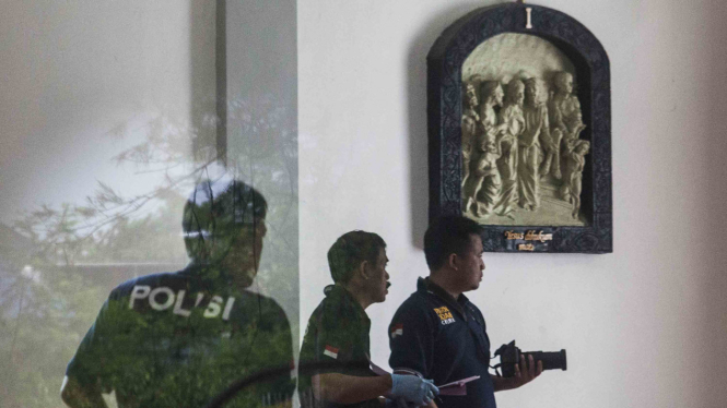 Polisi menyelidiki lokasi penyerangan di suatu gereja di Yogyakarta, Minggu 11 Februari 2018.