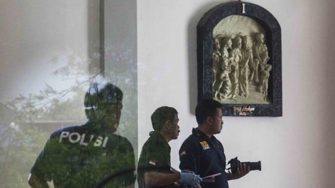 Polisi menyelidiki lokasi penyerangan di suatu gereja di Yogyakarta, Minggu 11 Februari 2018.