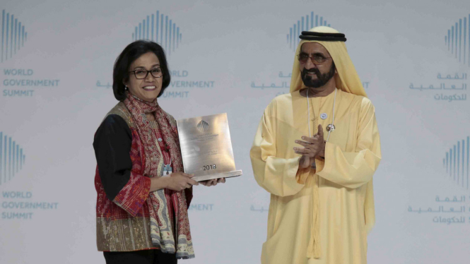 Menteri Keuangan Sri Mulyani Indrawati (kiri) menerima penghargaan Menteri Terbaik di dunia oleh World Government Summit.