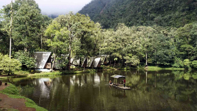 Suasana tempat wisata Telaga Warna di kawasan Puncak, Kabupaten Bogor