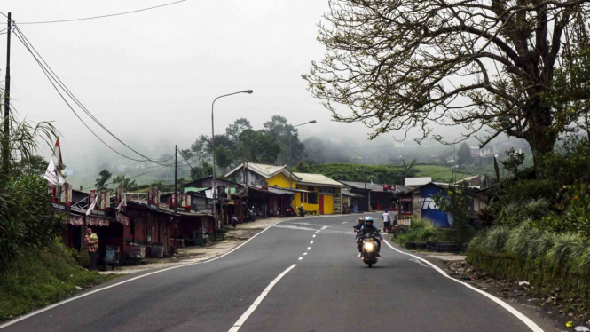 Suasana jalan di jalur wisata Puncak, Kabupaten Bogor