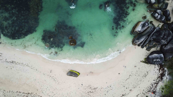 Suasana tempat wisata Pantai Tanjung Tinggi, di Belitung, Bangka Belitung