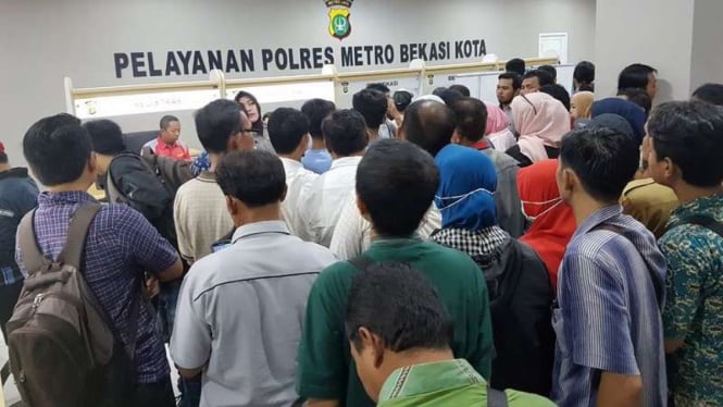 Antrean di pelayanan Polres Metro Bekasi di mal.