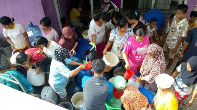Sejumlah warga di Kota Padang Sumatera Barat sedang mengantre pembagian air bersih, Senin (12/2/2018)