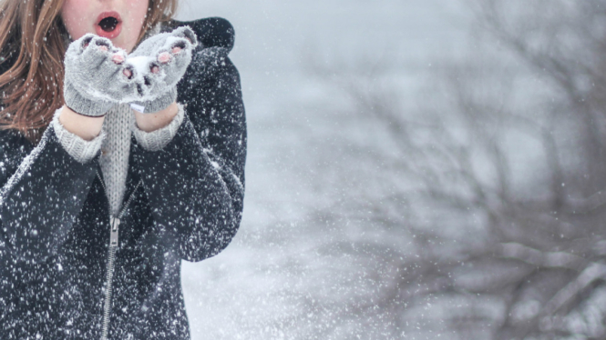 Ilustrasi wanita bermain salju.