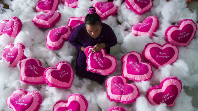 Pekerja membuat bantal berbentuk hati (love) di Laweyan, Solo