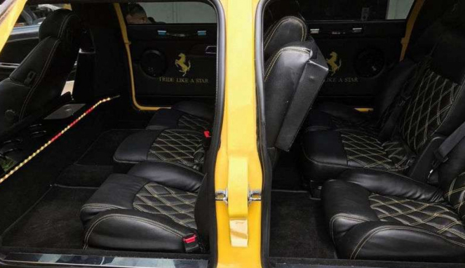 Ferrari Modena 360 dibuat jadi limousine.