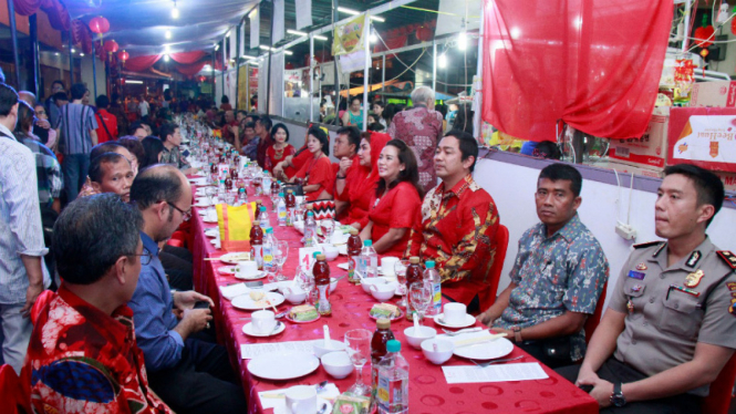  Jamuan Tuk Panjang sebagai pembuka Pasar Imlek Semawis di Kota Semarang .