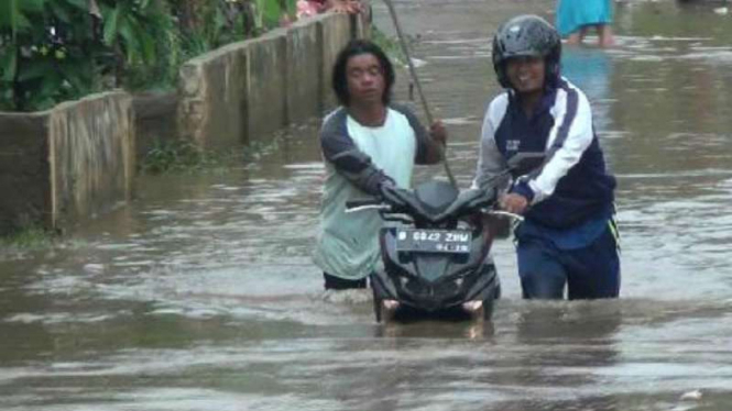 Banjir di kawasan Kecamatan Sawangan Depok , Jawa Barat.