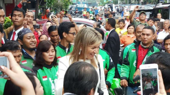 Ratu Belanda Maxima (Tengah).