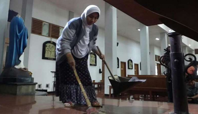 Jirhaz Rani, perempuan berhijab yang bantu bersihkan gereja St. Lidwina