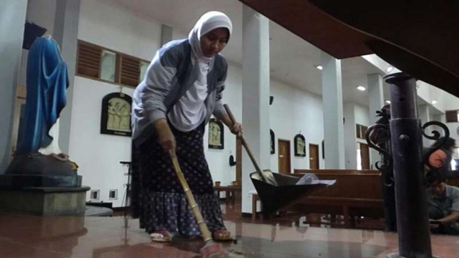 Jirhaz Rani, perempuan berhijab yang bantu bersihkan gereja St. Lidwina