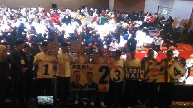 Para calon gubernur dan wakil gubernur Sumatra Selatan mengikuti pengundian nomor urut yang diselenggarakan KPU setempat di Palembang pada Selasa, 13 Februari 2018.