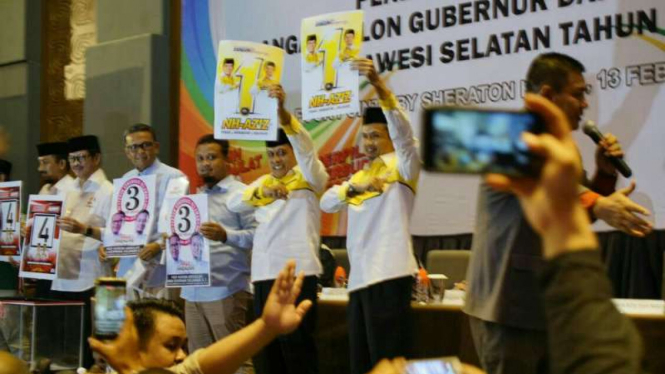 Empat pasang calon gubernur dan wakil gubernur Sulawesi Selatan dalam pengundian nomor urut di di Hotel Four Points by Sheraton Makassar pada Selasa, 13 Februari 2018.