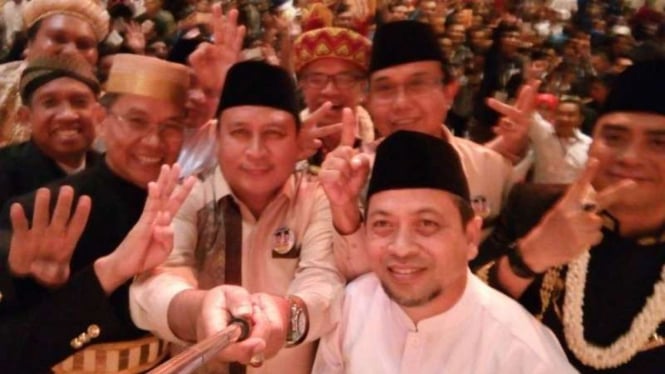 Para calon gubernur dan wakil gubernur Kalimantan Timur berswafoto atau selfie dalam rapat pleno pengundian nomor di Samarinda pada Selasa tengah malam, 13 Februari 2018.