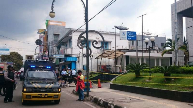 Polisi mengosongkan kantor Cabang BRI Kabupaten Garut setelah gedung itu menerima ancaman bom pada Rabu, 14 Februari 2018.