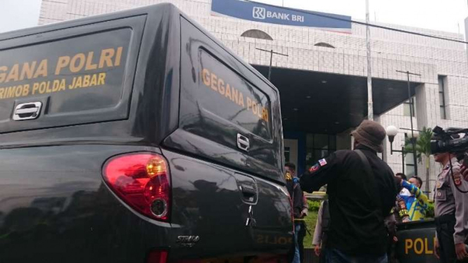 Tim Gegana memeriksa kantor Cabang BRI Kabupaten Garut setelah gedung itu menerima ancaman bom pada Rabu, 14 Februari 2018.