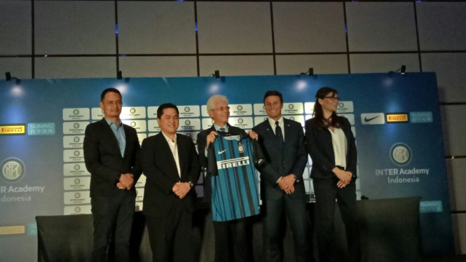 Erick Thohir dan Javier Zanetti saat konferensi pers Inter Academy