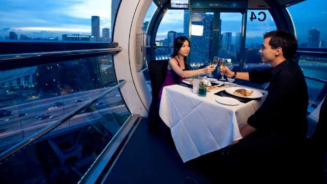 Makan malam romantis di Singapore Flyer