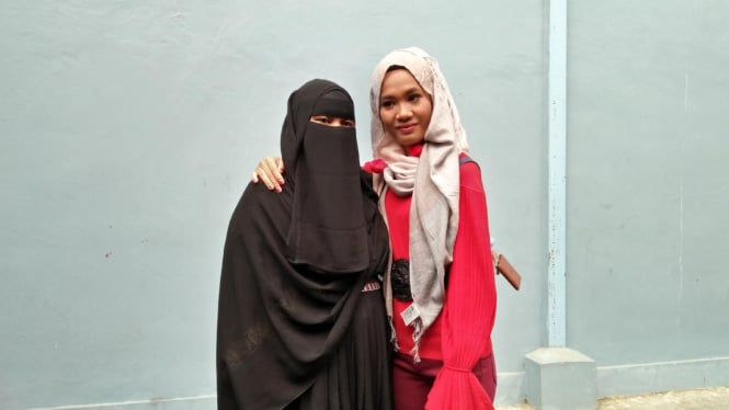 Istri dan Putri dari Ustaz Derry Sulaiman.