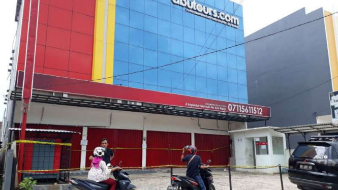 Kantor perjalanan haji dan umroh Abu Tour di Jalan Inspektur Marzuki, Kota Palembang.