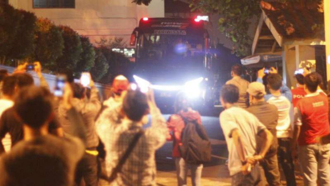 Sebuah bus pariwisata dengan sepuluhan orang di dalamnya keluar dari kompleks Markas Polda Lampung di Bandar Lampung pada Kamis dini hari, 15 Februari 2018.