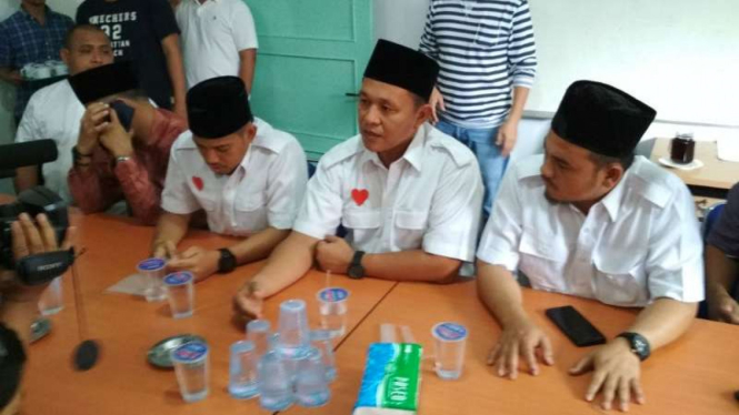 Bupati Lampung Tengah, Mustafa, menggelar konferensi pers untuk mengklarifikasi tentang kabar penangkapannya oleh KPK di Bandar Lampung, Lampung, pada Kamis, 15 Februari 2018.