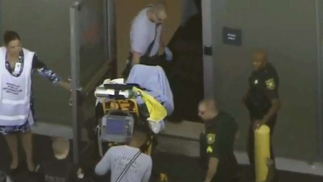 Polisi membawa tersangka penembak di SMA Kota Parkland, Florida, ke rumah sakit setempat.