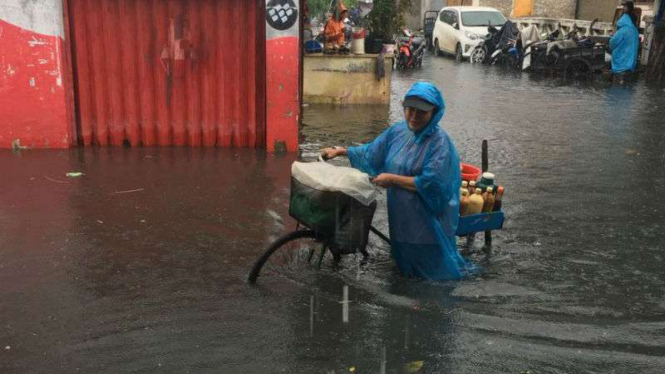 Hujan deras mengakibatkan genangan di Jalan Manyar, Tegal Alur, Jakarta Barat.